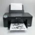 Kỹ thuật viên nạp mực vào cartridge máy in laser tại văn phòng với các dụng cụ cần thiết.